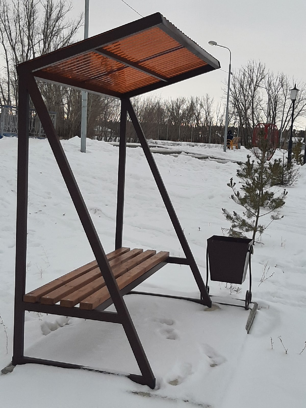 В 2021году, произвели несколько комплектов лавочек и урн для обновлённого парка в пос. Газодобытчиков.