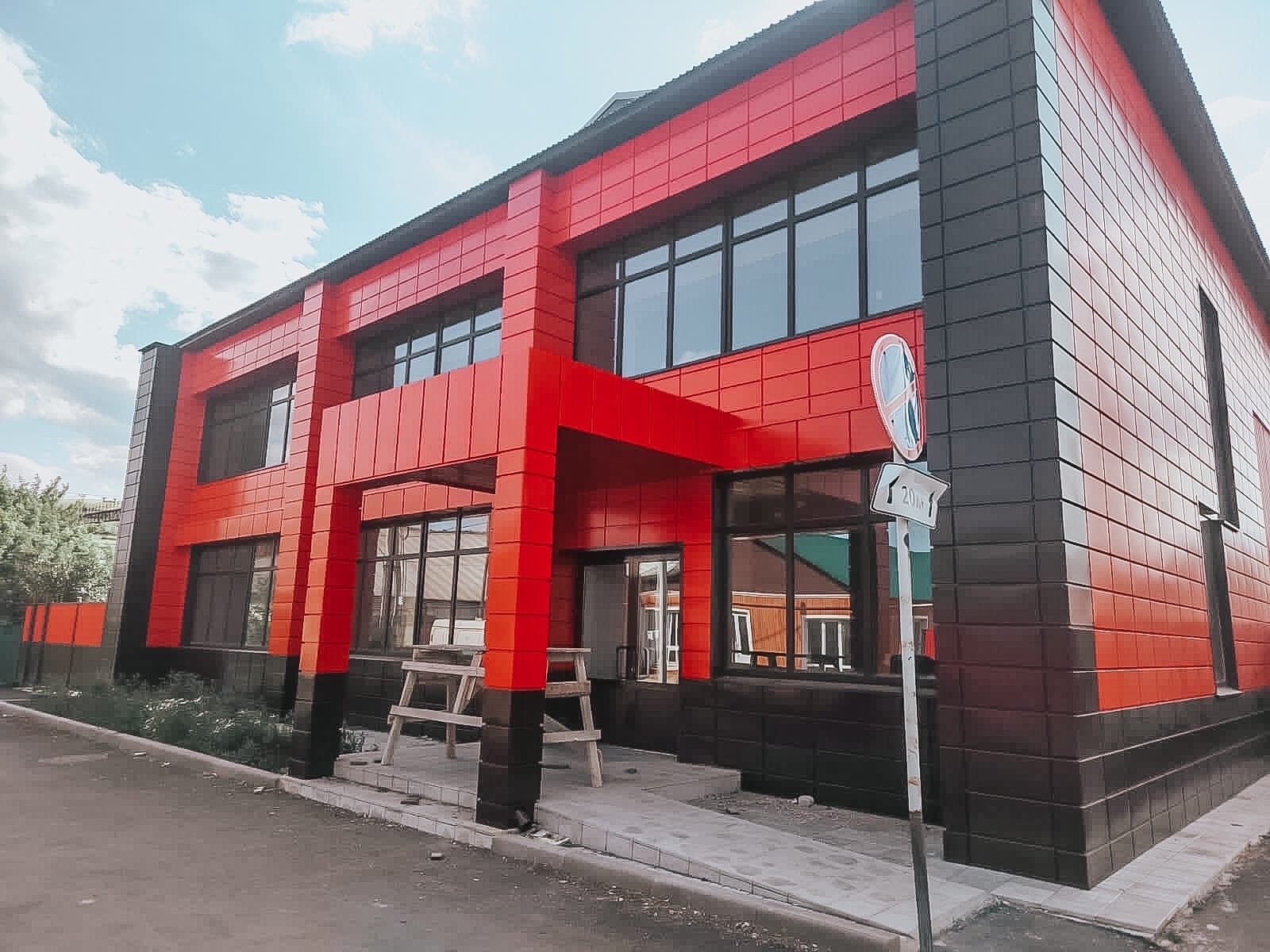 Производство и монтаж фасадных кассет (металлокассет) на объекте в Кувандыке.