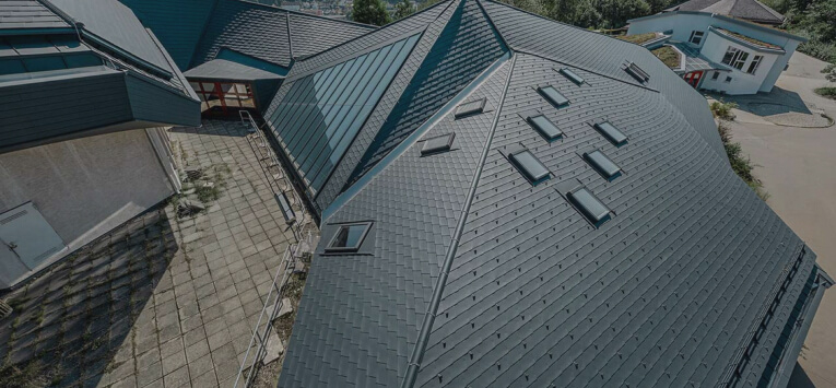 Монтаж многоскатной кровли  для трехэтажного дома в г. Оренбурге