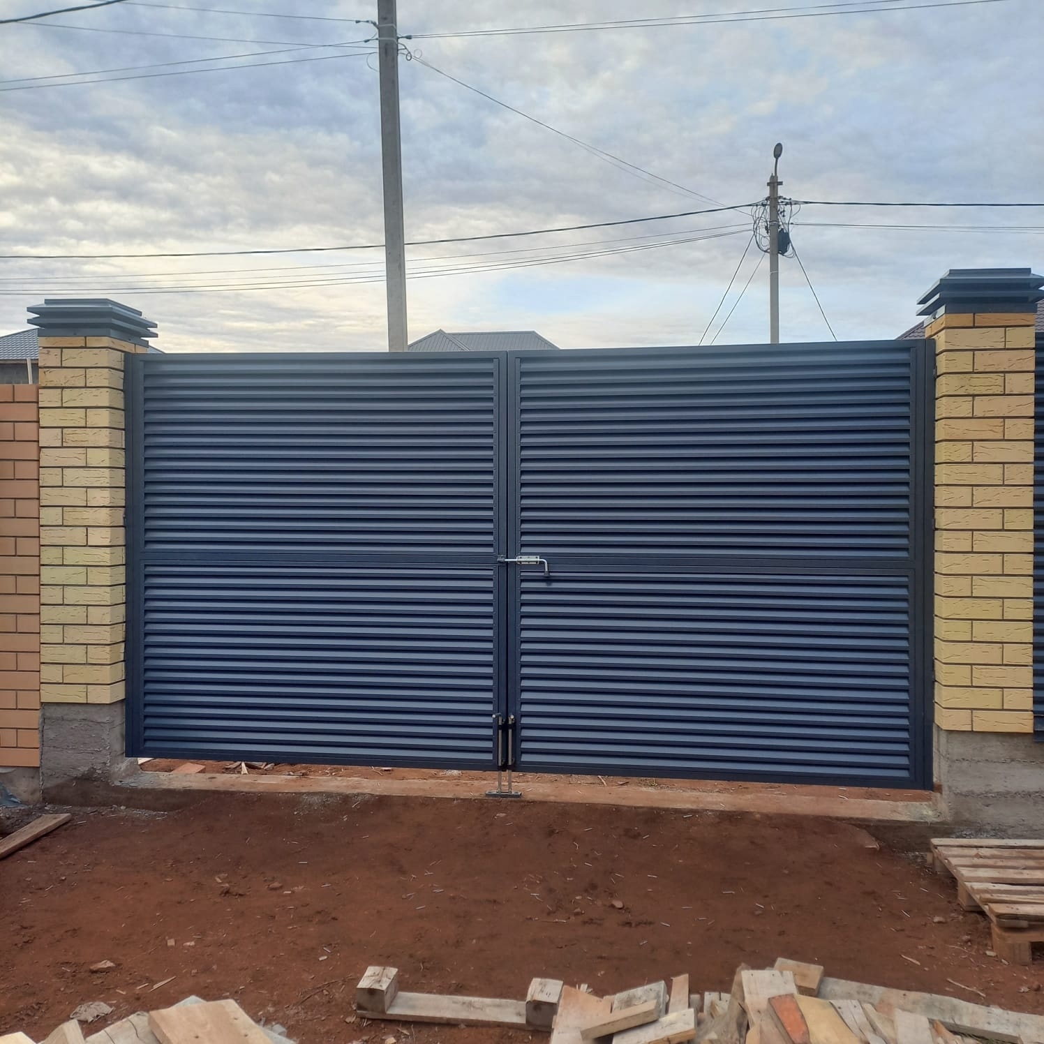 Ворота жалюзи под ключ, в пос. Pостошинские пруды, в цвете серый графит.