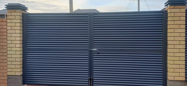 Ворота жалюзи под ключ, в пос. Pостошинские пруды, в цвете серый графит.