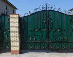 Стальные ворота с элементами ковки под ключ
